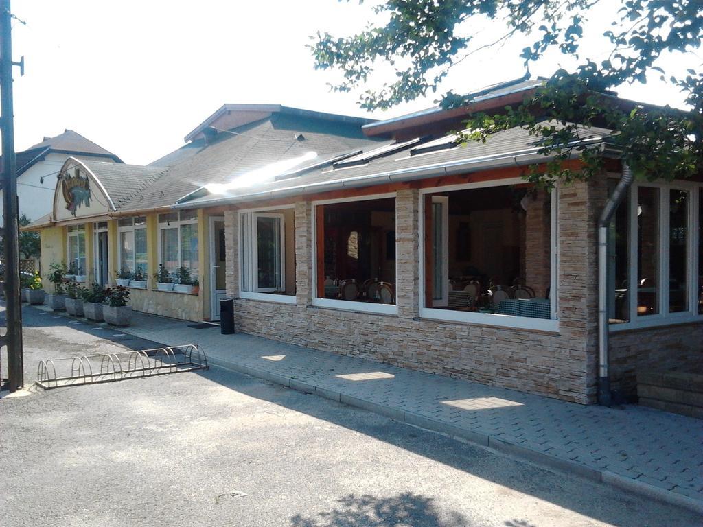 Bed and Breakfast Bundics Vendeghazak Ленті Екстер'єр фото